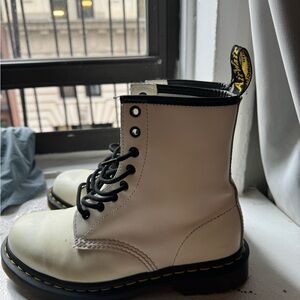 White Doc Martens US 7